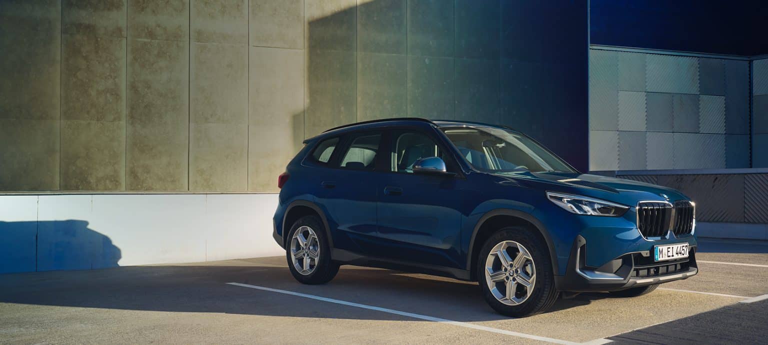 EIn blauer BMW X1 SUV im Autohaus Kainz