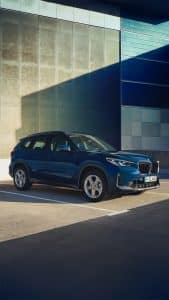 EIn blauer BMW X1 SUV im Autohaus Kainz