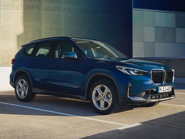 EIn blauer SUV BMW X1 beim Autohaus Kainz